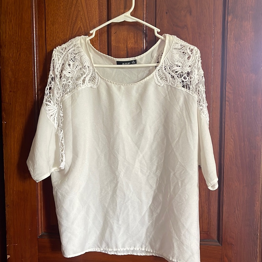A white shirt, no stains, super cute!